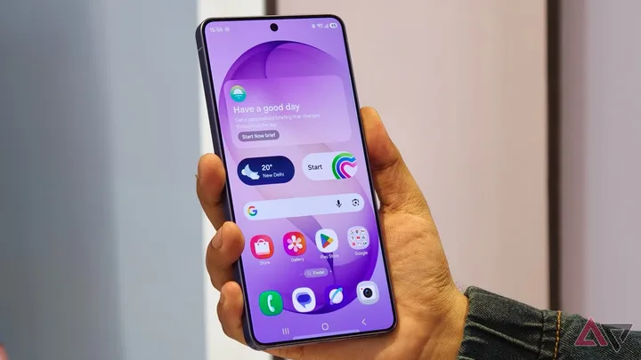 Un smartphone Samsung cu un ecran colorat și aplicații deschise pe display.