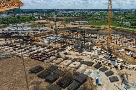 Șantierul stadionului Nicolae Dobrin din Pitești în plină construcție.