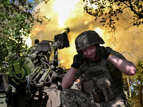 Soldat ucrainean lângă un tun, în timpul unui atac asupra infrastructurii ruse.