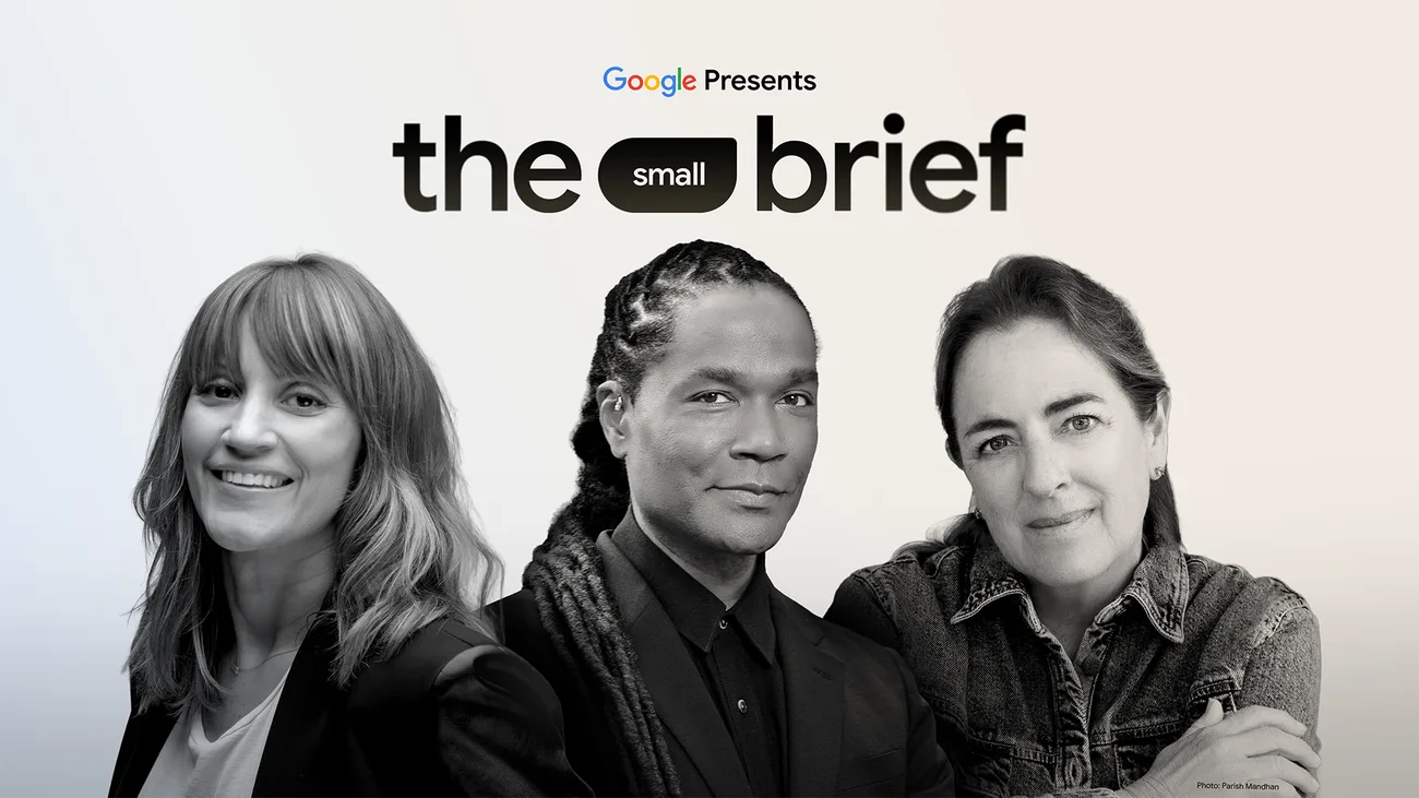 Trei creativi colaborează pentru campanii inovatoare folosind Google Flow.