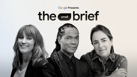 Trei creativi colaborează pentru campanii inovatoare folosind Google Flow.