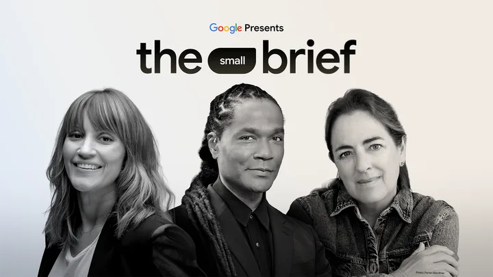 Trei creativi colaborează pentru campanii inovatoare folosind Google Flow.