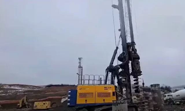 Lucrări de construcție pe Autostrada A13, cu utilaje în acțiune.