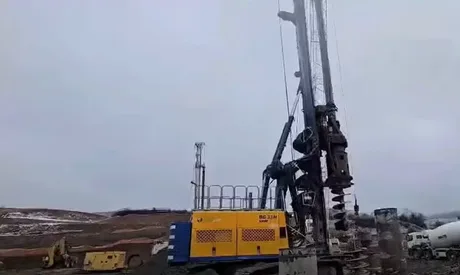 Lucrări de construcție pe Autostrada A13, cu utilaje în acțiune.