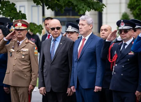 Ceremonie dedicată pompierilor, cu oficiali și măsuri pentru intervenții rapide.