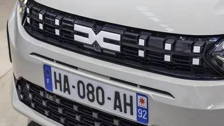 Grila frontală a unui model Dacia Sandero hibrid.