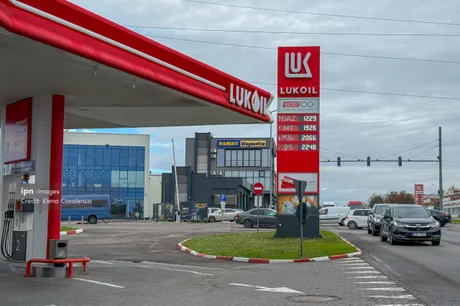 Stație de alimentare Lukoil cu prețuri afișate și trafic în jur.