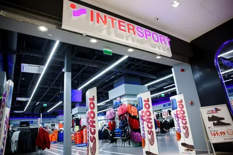 Magazin Intersport cu articole sportive și echipamente diverse.