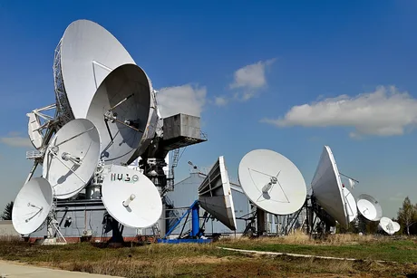 Antene de comunicații prin satelit în regiunea Moscovei, cu cer senin.