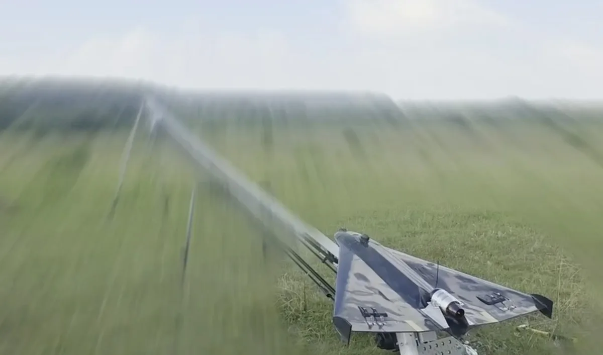 Dronă interceptoră pregătită pentru lansare pe câmpul de luptă.