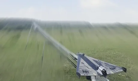 Dronă interceptoră pregătită pentru lansare pe câmpul de luptă.