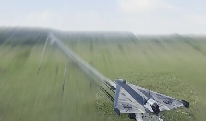 Dronă interceptoră pregătită pentru lansare pe câmpul de luptă.