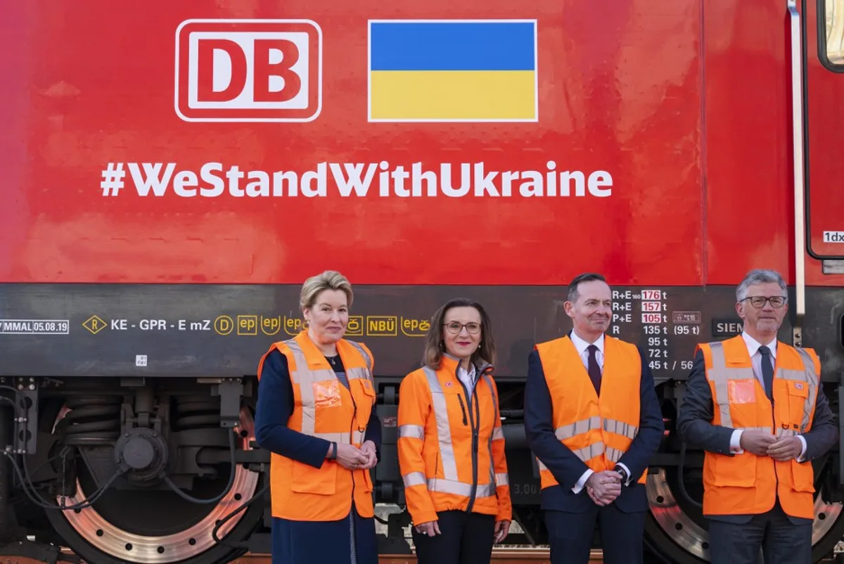 Reprezentanți ai companiilor discutând despre impactul atacurilor asupra transportului maritim.
