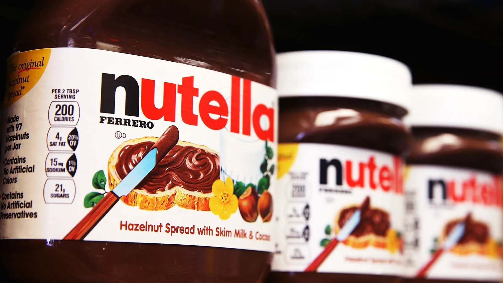 Borcan de Nutella expus pe raft, cu eticheta vizibilă.
