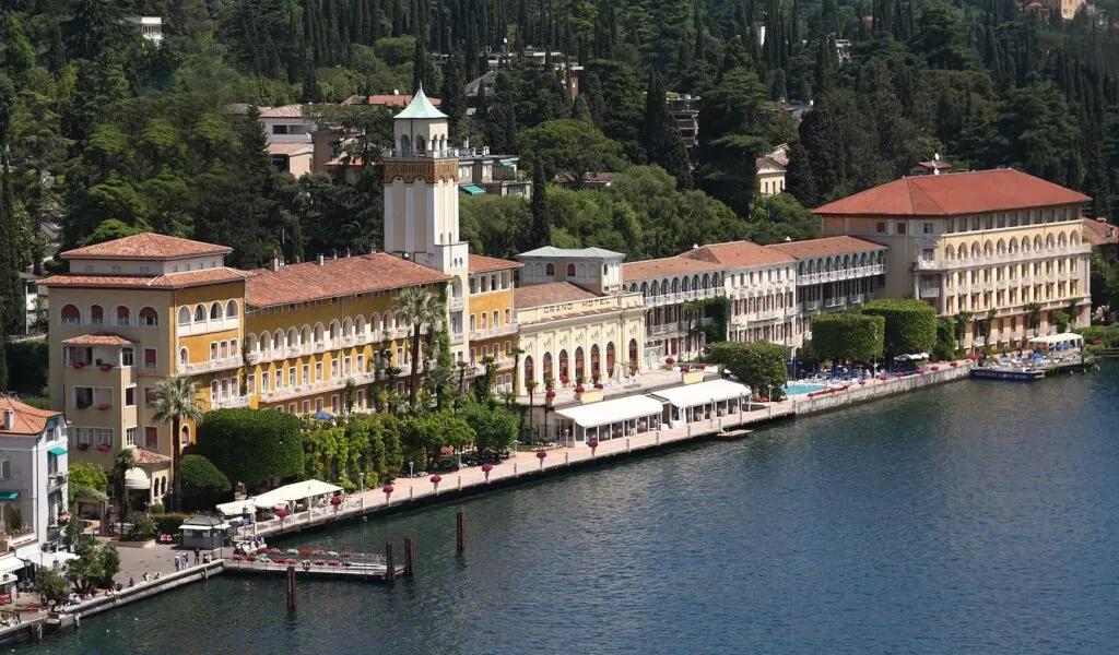 Grand Hotel Gardone pe malul Lacului Garda, în renovare pentru un nou concept de lux.
