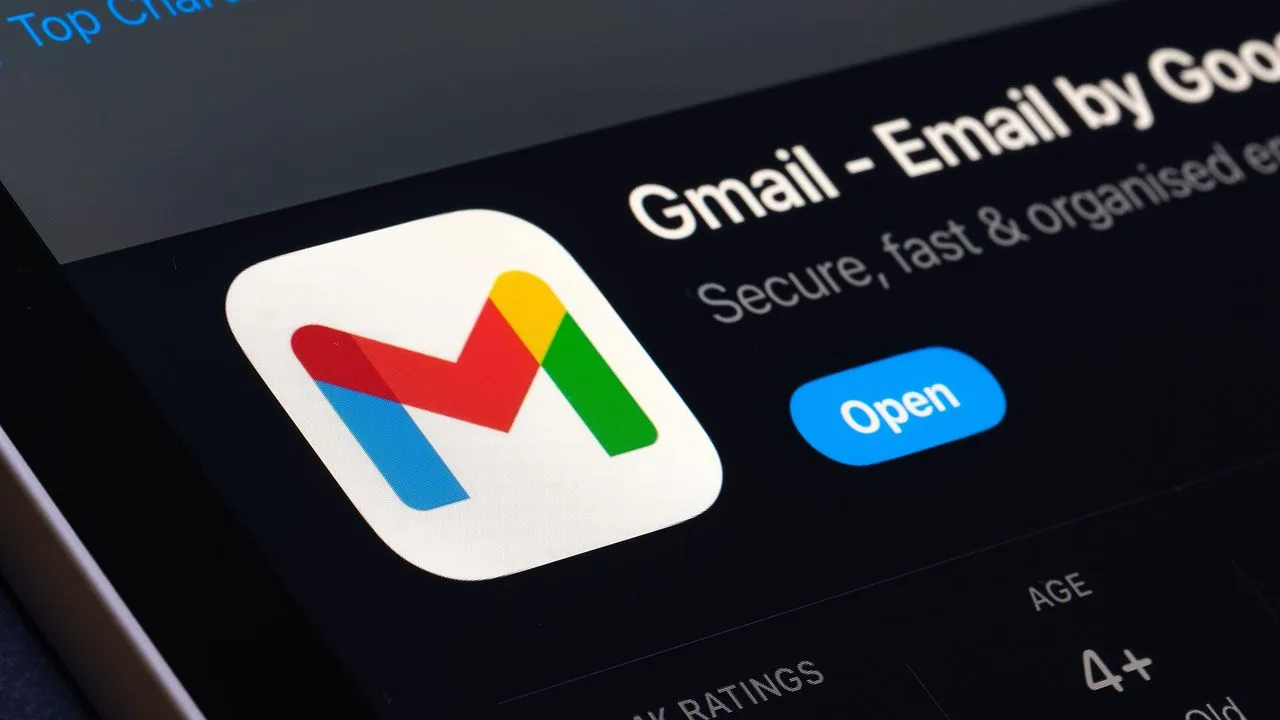 Logo-ul aplicației Gmail pe un dispozitiv mobil, cu butonul de deschidere vizibil.