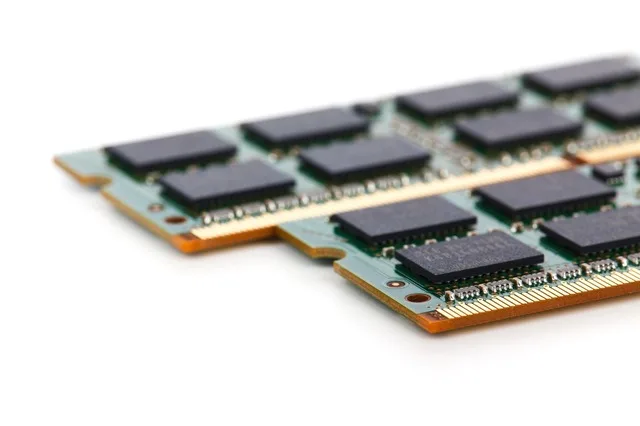Memorii RAM pe un circuit imprimat, esențiale pentru industria IT.