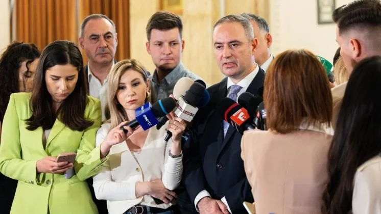 Ministrul Finanțelor discutând despre impactul bugetar al inițiativelor legislative.