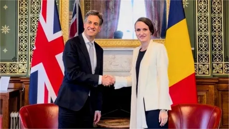 Oana Țoiu și Ed Miliband discută despre cooperarea economică româno-britanică.