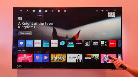 Televizor Philips cu interfața Titan OS și aplicații diverse pe ecran.