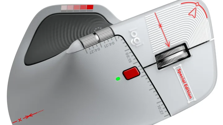 Mouse cu design special, detalii grafice și buton colorat.