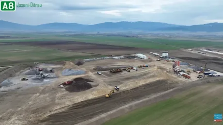 Peisaj de șantier pentru construcția autostrăzii A8 în Harghita.
