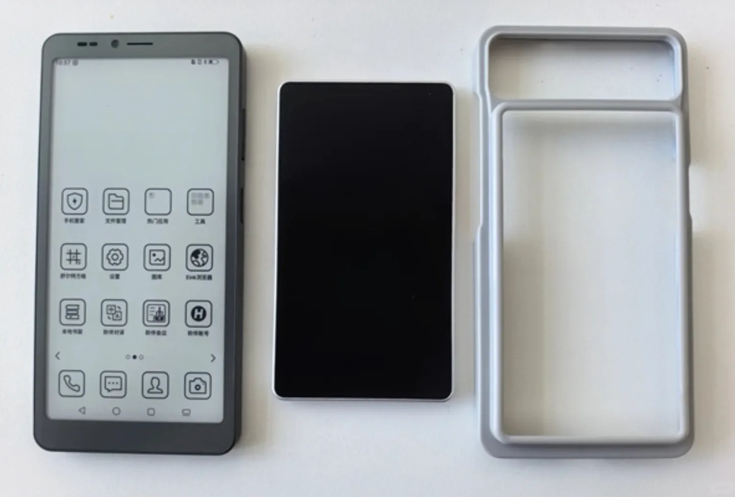 Telefon cu ecran E Ink și LCD color detașabil, prezentat alături de husă.