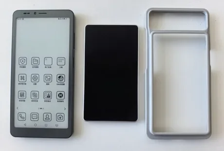 Telefon cu ecran E Ink și LCD color detașabil, prezentat alături de husă.