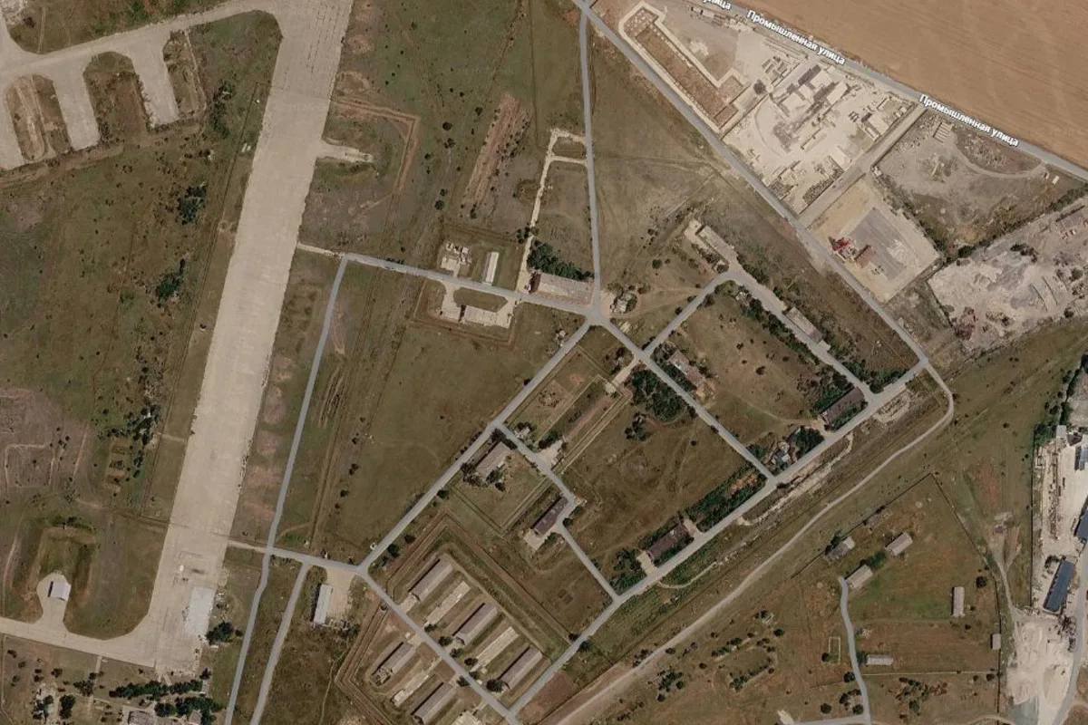 Vedere aeriană a unei baze militare din Crimeea, afectată de atacuri recente.