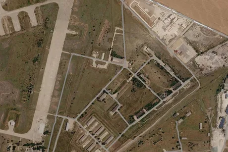 Vedere aeriană a unei baze militare din Crimeea, afectată de atacuri recente.