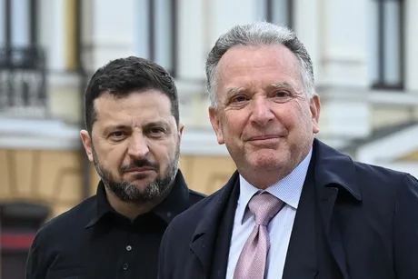 Steve Witkoff și Volodimir Zelenski discutând despre pace la Kiev.