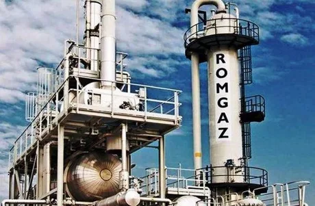 Instalație Romgaz cu echipamente industriale și cer senin.