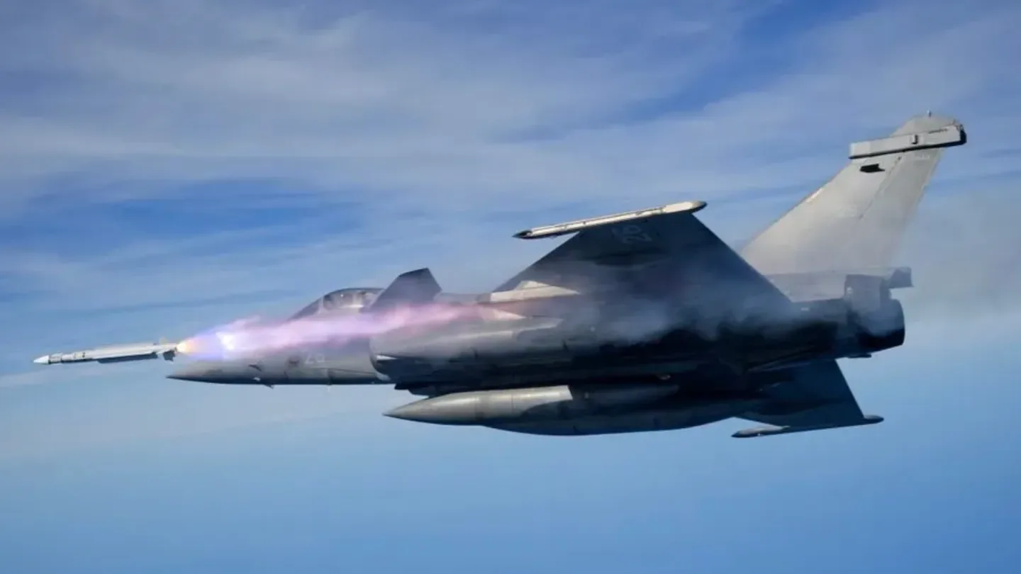 Avion Rafale lansând o rachetă în timpul unei misiuni de interceptare aeriană.