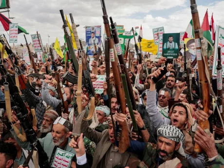 Protest al rebelilor Houthi în Yemen, cu pancarte și arme în mână.