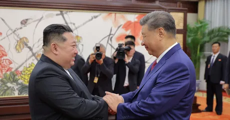 Xi Jinping și Kim Jong Un se salută la summitul din Phenian.