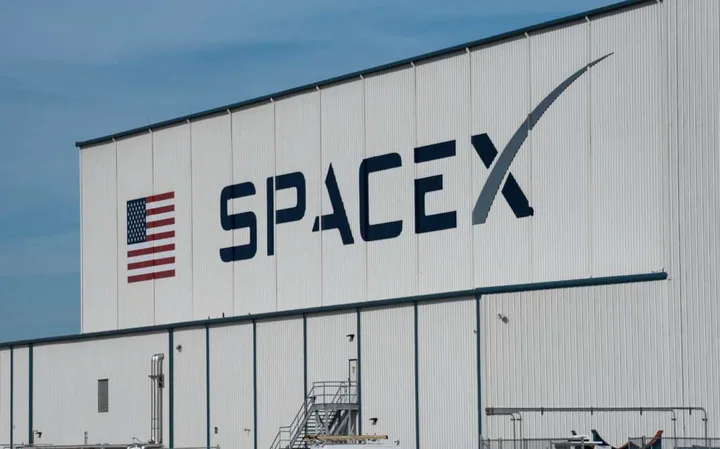 Logo-ul SpaceX pe clădirea companiei, simbol al inovației în tehnologie.