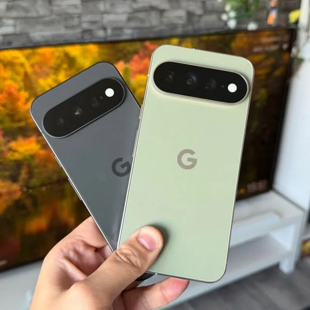 Două telefoane Pixel 11 cu design modern și camere avansate.