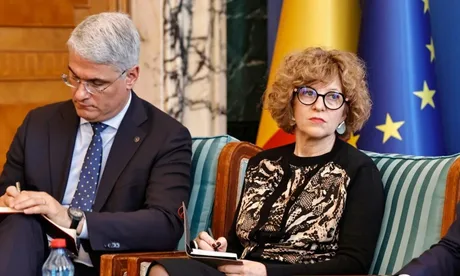 Oana Gheorghiu și Dragoș Pîslaru la o întâlnire oficială, discutând despre politica PNL.