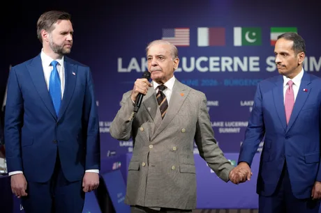 Lideri internaționali discutând despre strategii de securitate și cooperare.