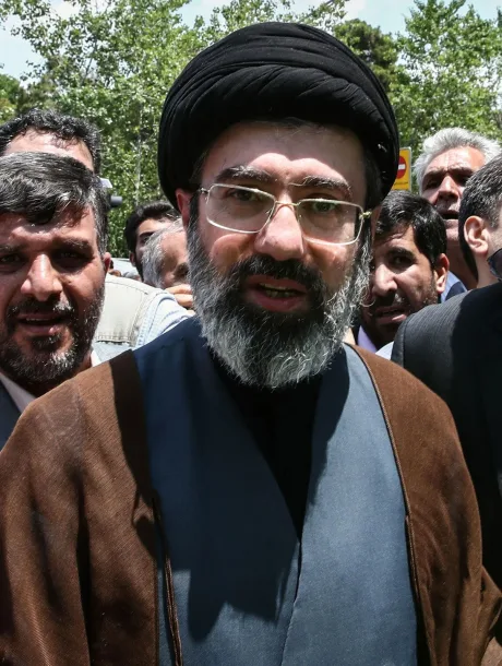 Mojtaba Khamenei în mijlocul susținătorilor săi la ceremonii funerare.