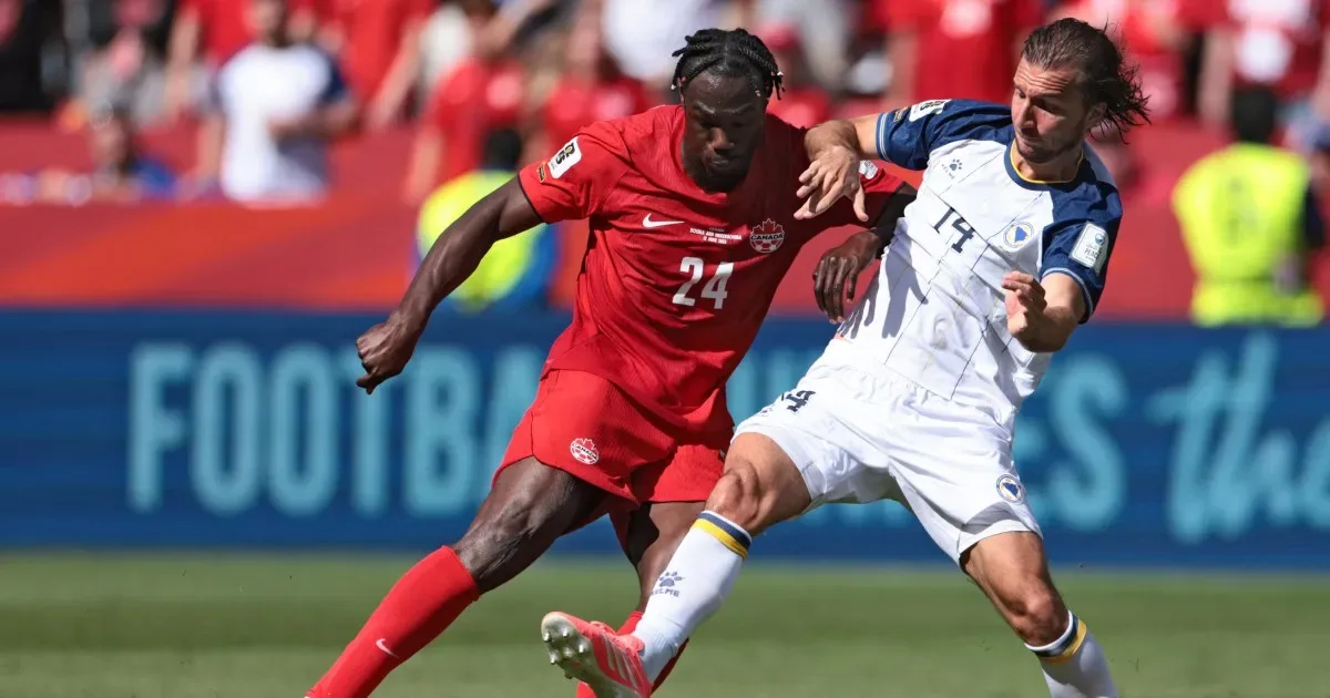 Cyle Larin în acțiune în meciul Canada - Bosnia și Herțegovina.