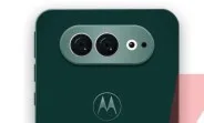 Detaliu al camerei de pe telefonul pliabil Motorola Razr Flex.