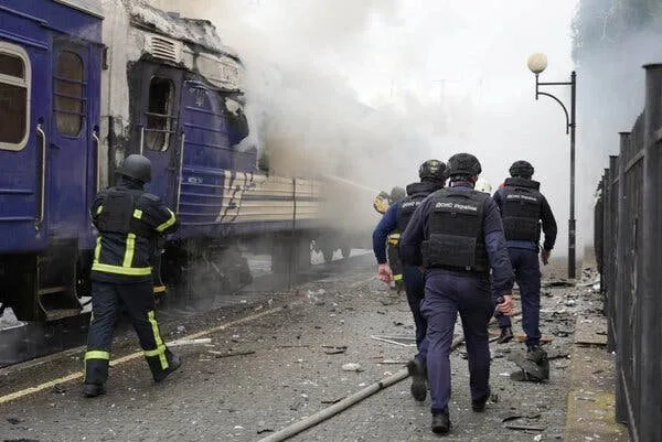 Intervenție a echipelor de salvare după atacul cu dronă asupra trenului.