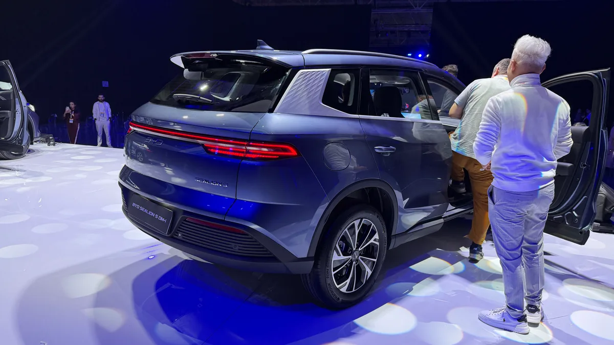 Spatele SUV-ului BYD Sealion 5 DM-i, cu detalii tehnologice.