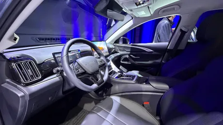 Interior modern al unui vehicul electric, cu detalii elegante și tehnologii avansate.