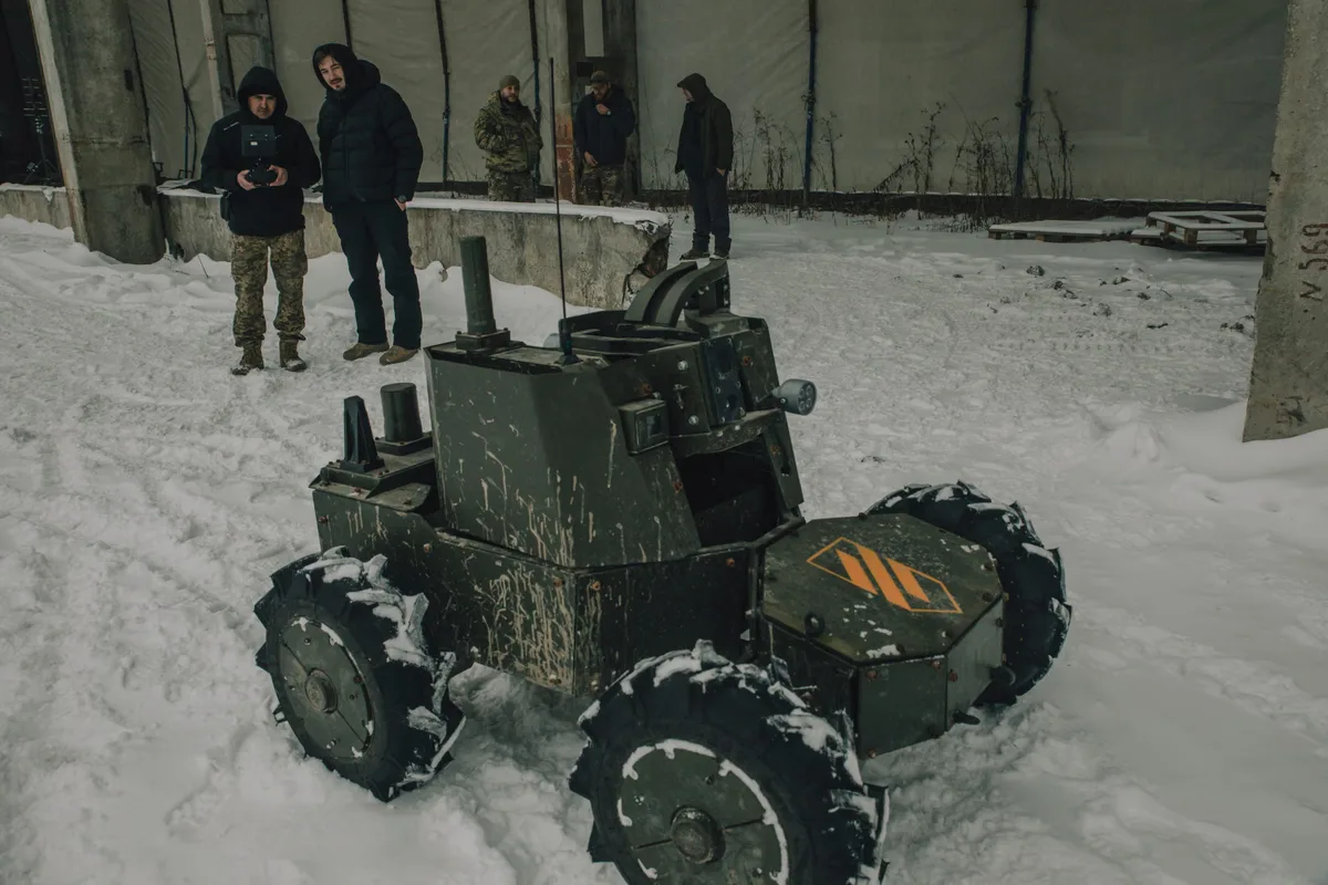 Robot terestru fără pilot pe un teren acoperit de zăpadă în Ucraina.