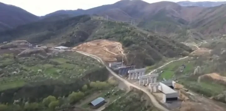Peisaj montan cu lucrări de construcție pentru autostradă în România.