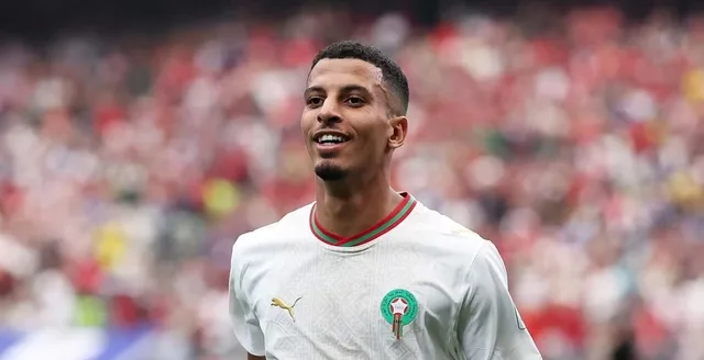 Azzedine Ounahi sărbătorește victoria echipei Maroc în sferturile Cupei Mondiale.