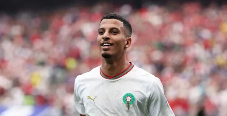 Azzedine Ounahi sărbătorește victoria echipei Maroc în sferturile Cupei Mondiale.