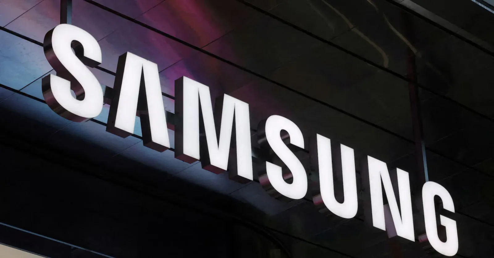 Logo-ul Samsung pe un fundal modern, simbolizând inovația tehnologică.
